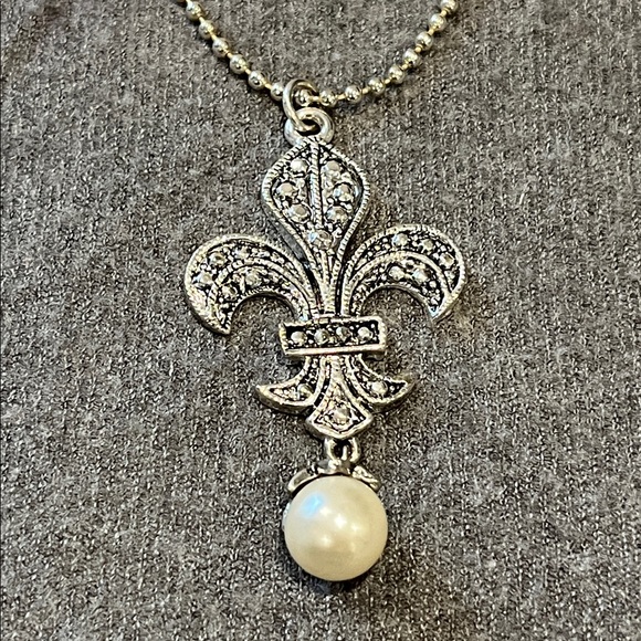 ๐ป3/$15 Silvertone Fleur de Lis Necklace & Earrings Set - Picture 3 of 8